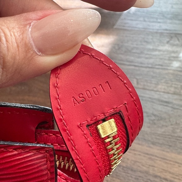 Louis Vuitton Authentic Saint Jacques Epi Leather Red Shoulder Bag with Dust Bag - Picture 3 of 13